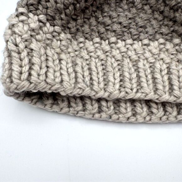 Women’s Gray Beanie Two-Tone Handmade Knit Winter Hat Soft Chunky Yarn One Size - Picture 4 of 9